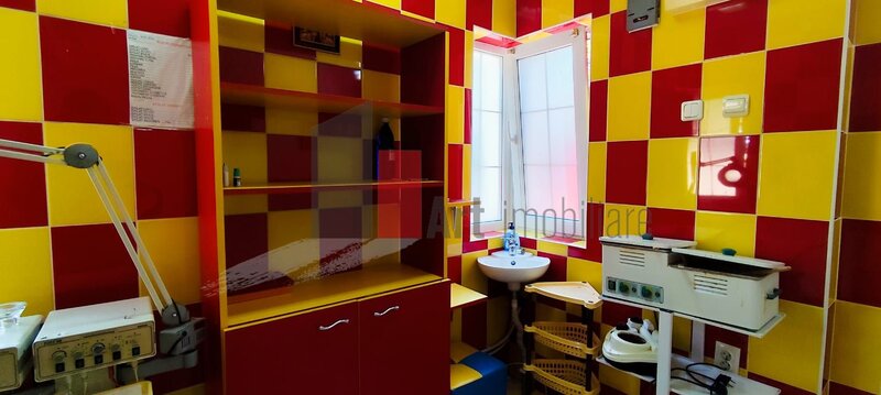 Spatiu Crangasi, intrare din strada